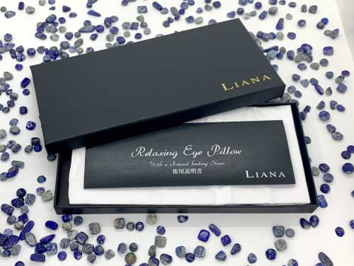 ラピスラズリアイピローは高級感あふれるブラックの化粧箱、アイピロー外袋はホワイトの100％シルクのを使用しています。
