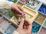 パワーストーン天然石オリジナルブレスレットデザインが決まったらゴムを通し結び目を処理して完成!
